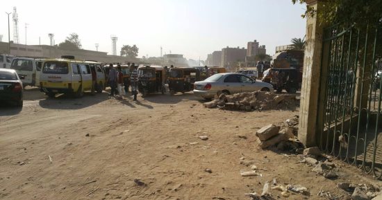 صور.. مطالب برصف الطريق وإزالة المواقف العشوائية بمحطة الجراج فى جسر السويس