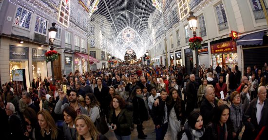 صور.. أضواء عيد الميلاد تزين جنوب إسبانيا مع بدء الاحتفال برأس السنة