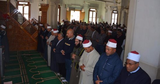 محافظ الوادى الجديد يؤدى صلاة الغائب على شهداء مسجد الروضة