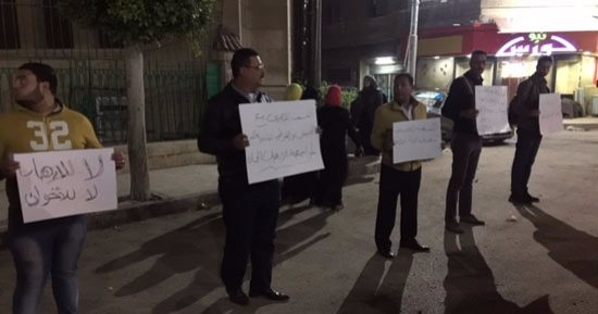 صور.. وقفة منددة بالإرهاب بعد صلاة الغائب على شهداء مسجد الروضة فى الغربية