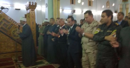 فيديو وصور.. محافظ وأهالى الأقصر يؤدون صلاة الغائب على شهداء العريش