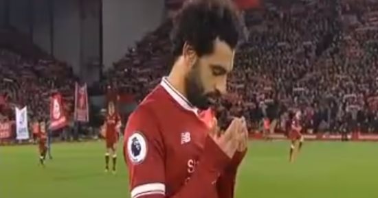 فيديو.. محمد صلاح يقرأ الفاتحة قبل انطلاق قمة ليفربول وتشيلسى 