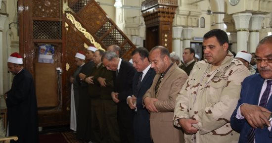 فيديو..محافظ قنا يؤدى صلاة الغائب على أرواح شهداء مسجد الروضة