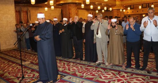 محافظ جنوب سيناء يؤدى صلاة الغائب على أرواح شهداء مسجد الروضة