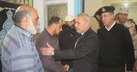 محافظ السويس وقيادات الأمن يؤدون واجب العزاء فى السويركى شهيد حادث مسجد الروضة