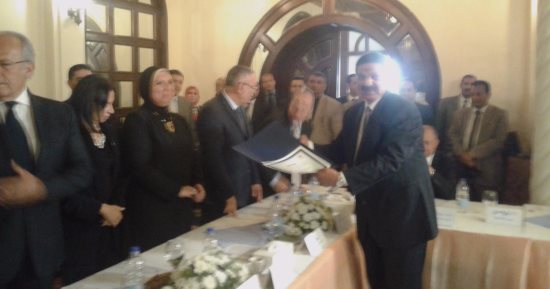 فيديو وصور.. وزير التنمية المحلية يكرم رئيس مدينة اطسا ضمن أفضل رؤساء المدن بمصر
