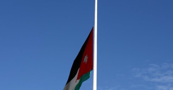 الديوان الملكى الهاشمى ينكس علم السارية حدادا على أرواح شهداء العريش
