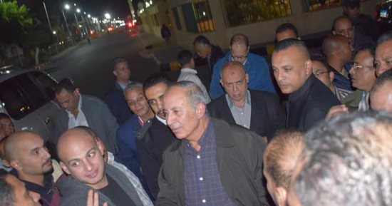 محافظ البحر الأحمر يعد قاطنى الإسكان الاجتماعى بتوصيل المياه فى أسرع وقت