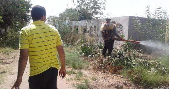 صور.. أهالى قرية البصارطة بدمياط يشكون تأخر مشروعات الصرف وسوء حالة الطرق