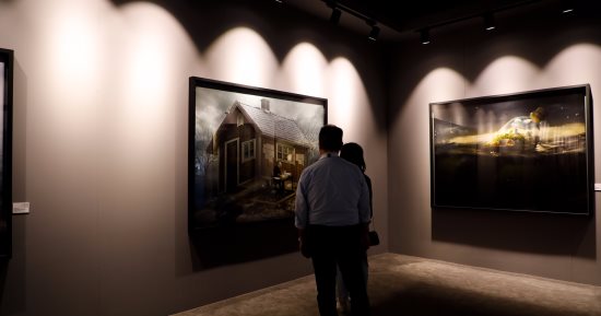 إريك يوهانسون يجسد بالصورة أحلام السرياليين خلال مشاركته فى "اكسبوجر 2017"