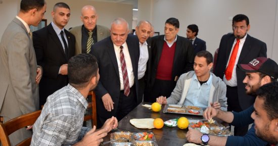 رئيس جامعة طنطا يشارك طلاب المدن الجامعية وجبة الغداء
