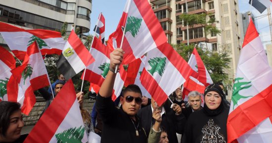 عشرات اللبنانيين ينظمون وقفة أمام سفارة مصر ببيروت تضامنا مع ضحايا الروضة