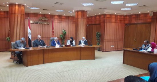 محافظ بورسعيد يناقش مع مسئولى الأكاديمية البحرية تدريب الشباب على أعمال اللوجستيات 