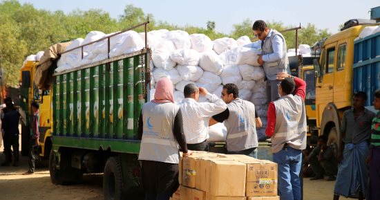 "مركز المصالحة الروسى" يرسل مساعدات إلى قرية فى أعالى الجبال باللاذقية