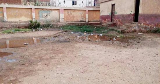 طلاب مدرسة المنايل الثانوية المشتركة: "إلحقونا مياه المجارى تغرق فناء المدرسة" 