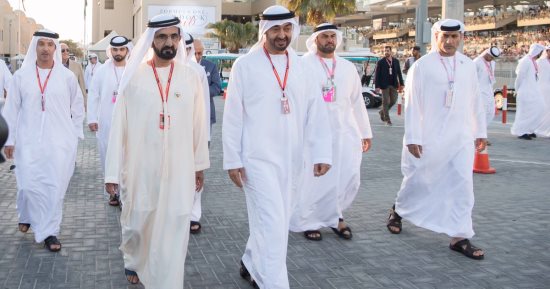محمد بن راشد وولى عهد دبى يشاركان فى افتتاح سباق الفورملا 1