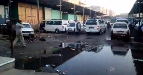 صور.. قارئ يشكو غرق موقف الزقازيق بمياه المجارى 