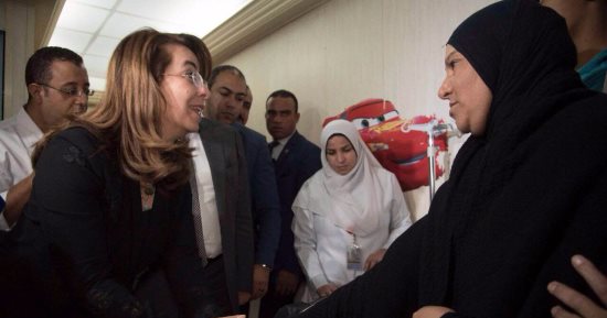 غادة والى: الدولة تقف بجانب أسر الشهداء وتوفر الحماية والرعاية للمصابين