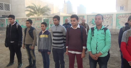 صور..طلاب المعهد الأزهرى بالسويس يقفون دقيقة حداد على شهداء بئر العبد