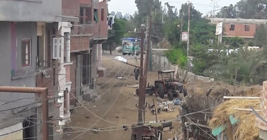 أهالى عزبة الفار بكفر الشيخ يطالبون بنقل أعمدة الكهرباء من شارع ماكينة الطحين