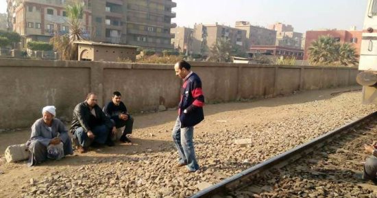 صور ..تعطل حركة القطارات بمزلقان قليوب لانفصال جرار عن القطار 