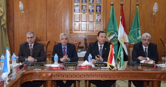 رئيس جامعة المنوفية يرأس مجلس العمداء ولجنة الأجهزة والمختبرات