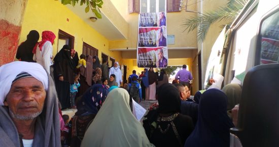 فيديو وصور .. إقبال حاشد على القوافل العلاجية لحملة "علشان تبنيها" بالفيوم