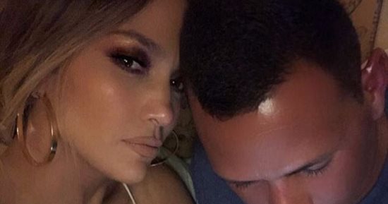 كم "couples" ظهر ولفت الأنظار اليوم.. جنيفر لوبيز مع صديقها فى"selfie" يحصد 940 ألف likes على إنستجرام.. هيلارى داف sexy بصحبة ماتيو كوما.. إيد شيران يحاول إخفاء وجهه من مصورى "الباباراتزى" (صور)