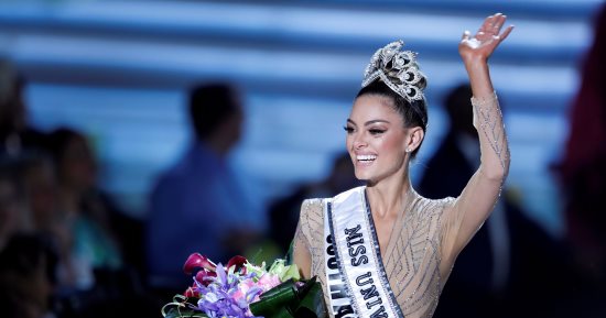 صور.. متسابقة جنوب أفريقيا "ملكة جمال الكون 2017" وكولومبيا وجامايكا وصيفتين