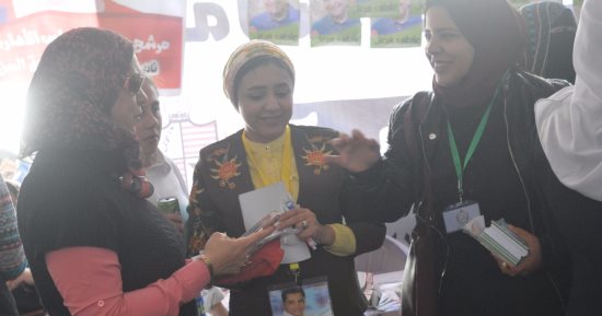 صور.. الجنس الناعم وتنوع أساليب الدعاية أبرز ملامح انتخابات بلدية المحلة 