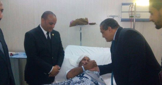 صور.. النائب عمر وطنى يزور مصابى حادث مسجد الروضة الإرهابى بمعهد ناصر