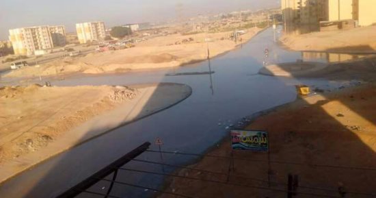 صور.. غرق شوارع مساكن أبناء الجيزة فى أكتوبر بسبب انفجار ماسورة