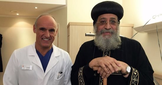 البابا تواضروس يغادر المستشفى الألمانى ويبدأ العلاج الطبيعى بعد جراحة الظهر