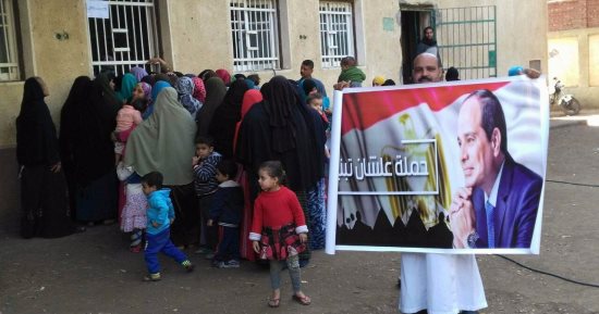 صور.. إقبال جماهيرى فى "الترامسة" بقنا للتوقيع على استمارة "علشان تبنيها"