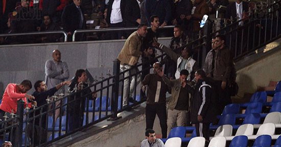 مشادة بين جمهور الزمالك وشقيق حسين الشحات فى مقصورة استاد القاهرة (صور)