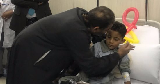 صور.. عضو بـ "محبى مصر"يتبرع بـ 10 آلاف جنيه لطفل"الروضة"المصاب