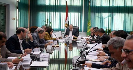 محافظ القليوبية يناقش إنشاء موقف بمدينة العبور