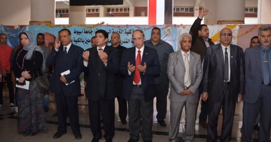 رئيس جامعة أسيوط يشارك الطلاب الوقوف حداداً على أرواح شهداء مسجد الروضة