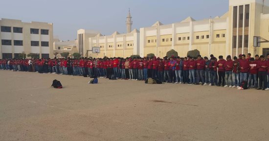 صور وفيديو.. طلاب مدرسة التكنولوجيا بالإسماعيلية يصلون الغائب على شهداء الروضة