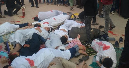 مدارس تغتال الطفولة.. مشاهد تمثيلية للطلاب عن أحداث "مسجد الروضة" بملابس ملطخة بالدماء.. أستاذة علم اجتماع: الأطفال سيصبح لديهم هاجس من دخول المساجد للصلاة.. والأهالى: تصرفات غير مسئولة وبيعلموا الأولاد العنف