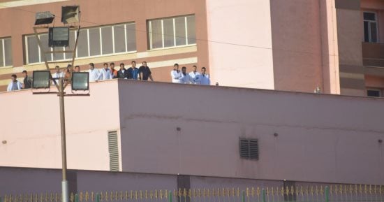 أسطح مستشفى طنطا يتحول لمدرج للأطباء لمؤازرة طنطا أمام المقاولون العرب "صور"