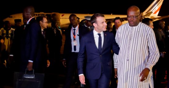إصابة 3مدنيين أثناء استهداف جنود فرنسيين خلال زيارة ماكرون لبوركينا.. صور