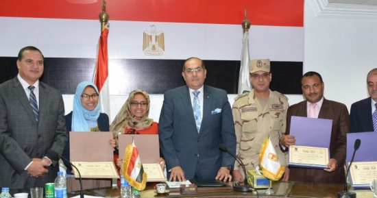 محافظ سوهاج يكرم طالبتين لفوزهما في معرض القاهرة الدولي الرابع للإبتكار
