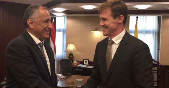 السفير البريطانى مازحاً : "خرزة زرقا" بعد زيادة الصادرات والاحتياطى النقدى المصرى