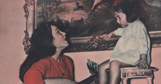"اليوم السابع" ينشر 10صور نادرة لمعبودة الجماهير.."قبلة من أمها على جبينها"