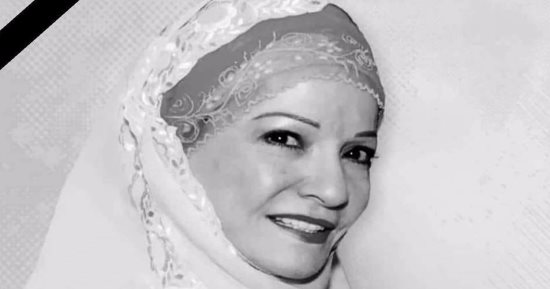 صورة نادرة للفنانة الراحلة شادية مع نجيب محفوظ من كواليس فيلم زقاق المدق