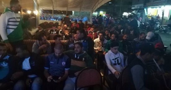جماهير المصرى تحتشد على المقاهى لمشاهدة مباراة الأهلى "صور"
