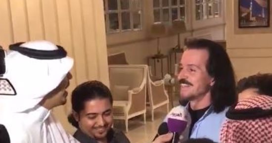 الموسيقار العالمى يانى يصل جدة.. ويؤكد: أشعر بالترحيب الكبير