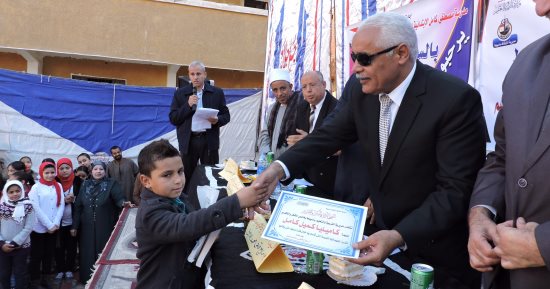 تعليم أسيوط يحتفل بالمولد النبوى ويهدى "الكتاب المقدس" لطفل مسيحى