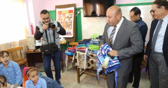 فيديو وصور ..توزيع 15 ألف شنطة مدرسية بمحافظة المنوفية فى مبادرة ضد السرطان